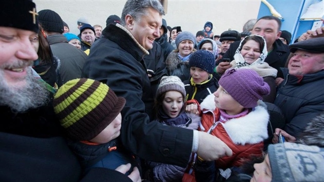 Опрос: Больше половины украинцев не поддерживают действия президента