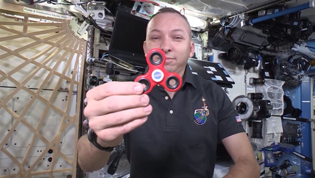 Астронавты NASA показали, как спиннер крутится в космосе - видео