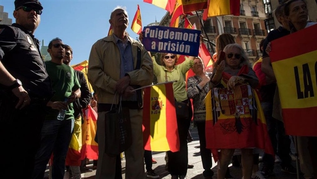 Тысячи испанцев вышли поддержать единство страны