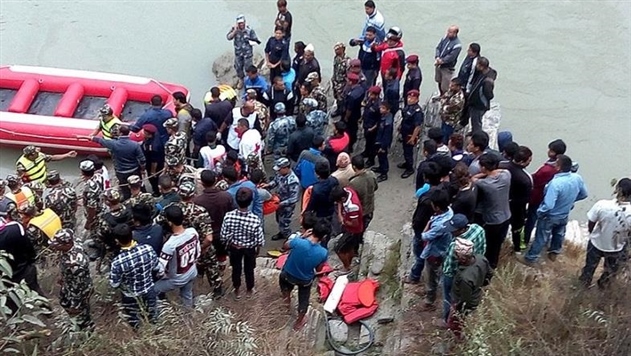 В Непале автобус свалился в реку, погибли более 30 человек