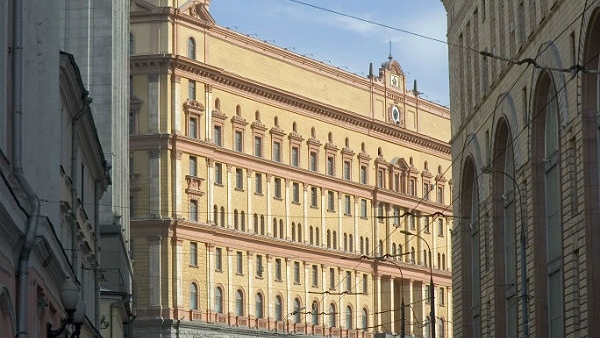 СМИ: В Москве пенсионер облил краской здание ФСБ