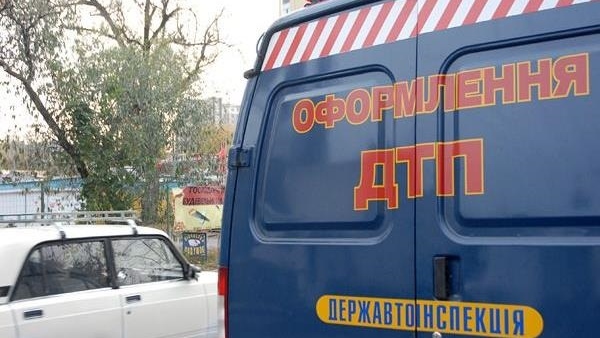 В Житомирской области под колесами грузовика погиб водитель мопеда