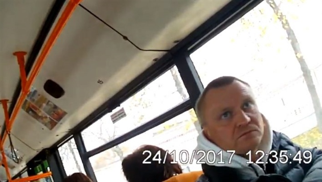 В Гродно ищут безбилетника, напавшего на контролера в автобусе - видео