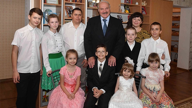 Детский дом семейного типа в Буда-Кошелево получил мини-трактор от президента