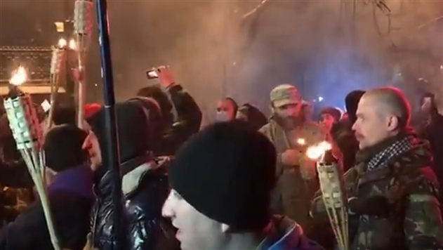 Годовщина Майдана: активисты с факелами идут к АП