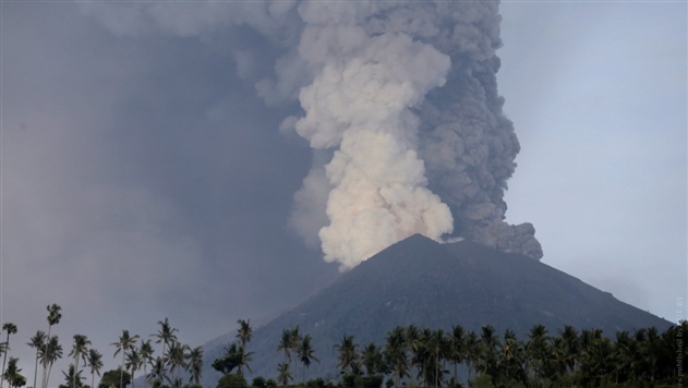 На Бали извергается вулкан Агунг: 60 тысяч туристов застряли на острове