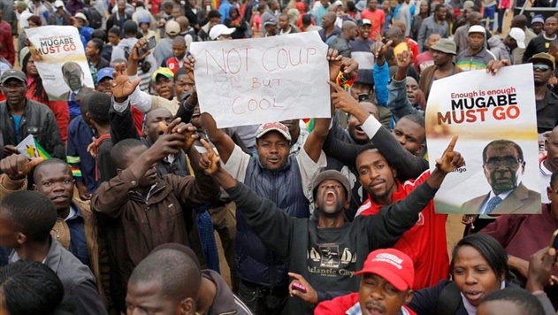 В Зимбабве тысячи людей на улицах отмечают падение режима Мугабе