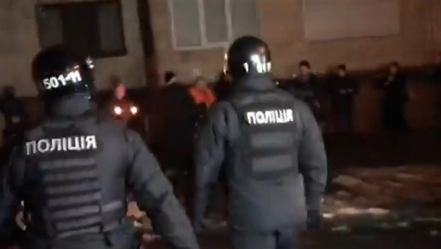 У здания МВД стычки активистов с полицией