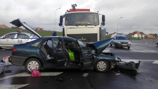 ДТП под Минском: водитель Renault не уступил дорогу и попал под мусоровоз