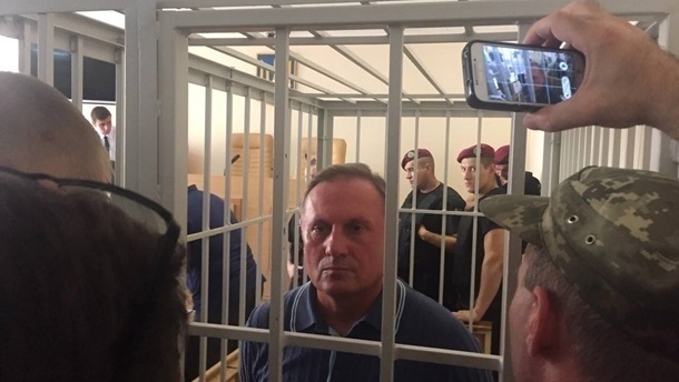 Суд продлил арест Ефремову