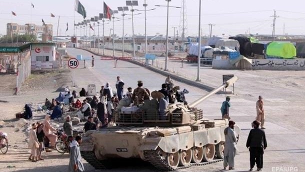 Власти Пакистана призвали армию восстановить порядок в столице