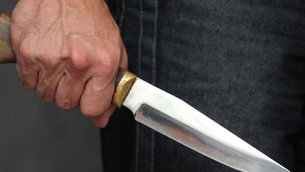 В Солигорском районе двое мужчин метали ножи друг в друга ради забавы