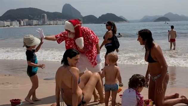 В Рио-де-Жанейро отметили с Санта-Клаусом первый день лета
