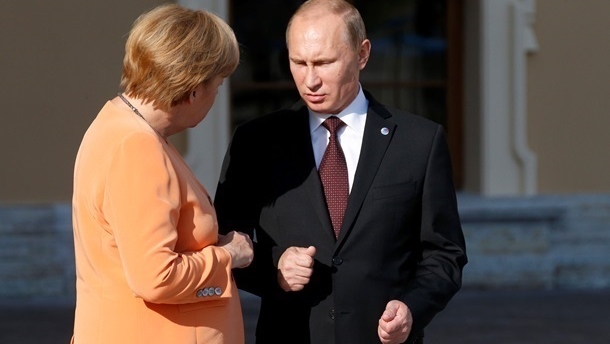 Путин объяснил Меркель вывод военных РФ из СЦКК